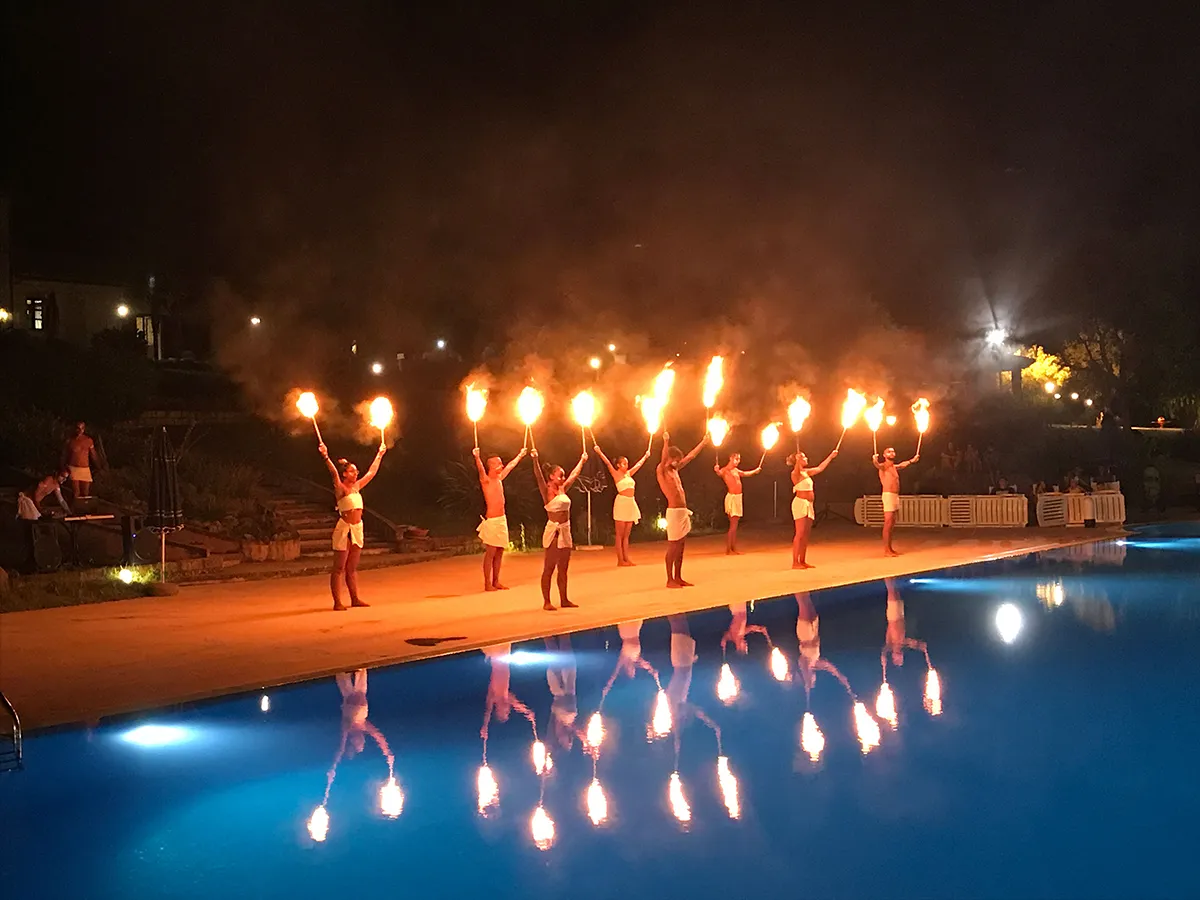 Spettacolo serale di danza col fuoco a bordo piscina