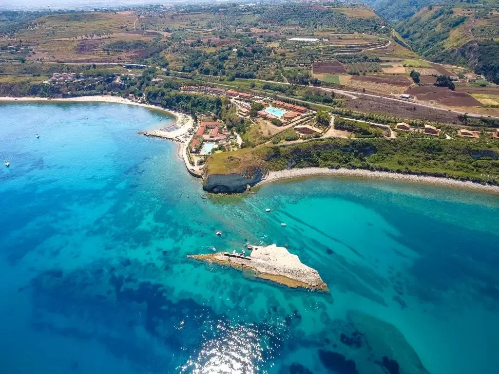 Panorama aereo della costa con baie, spiagge e mare azzurro cristallino