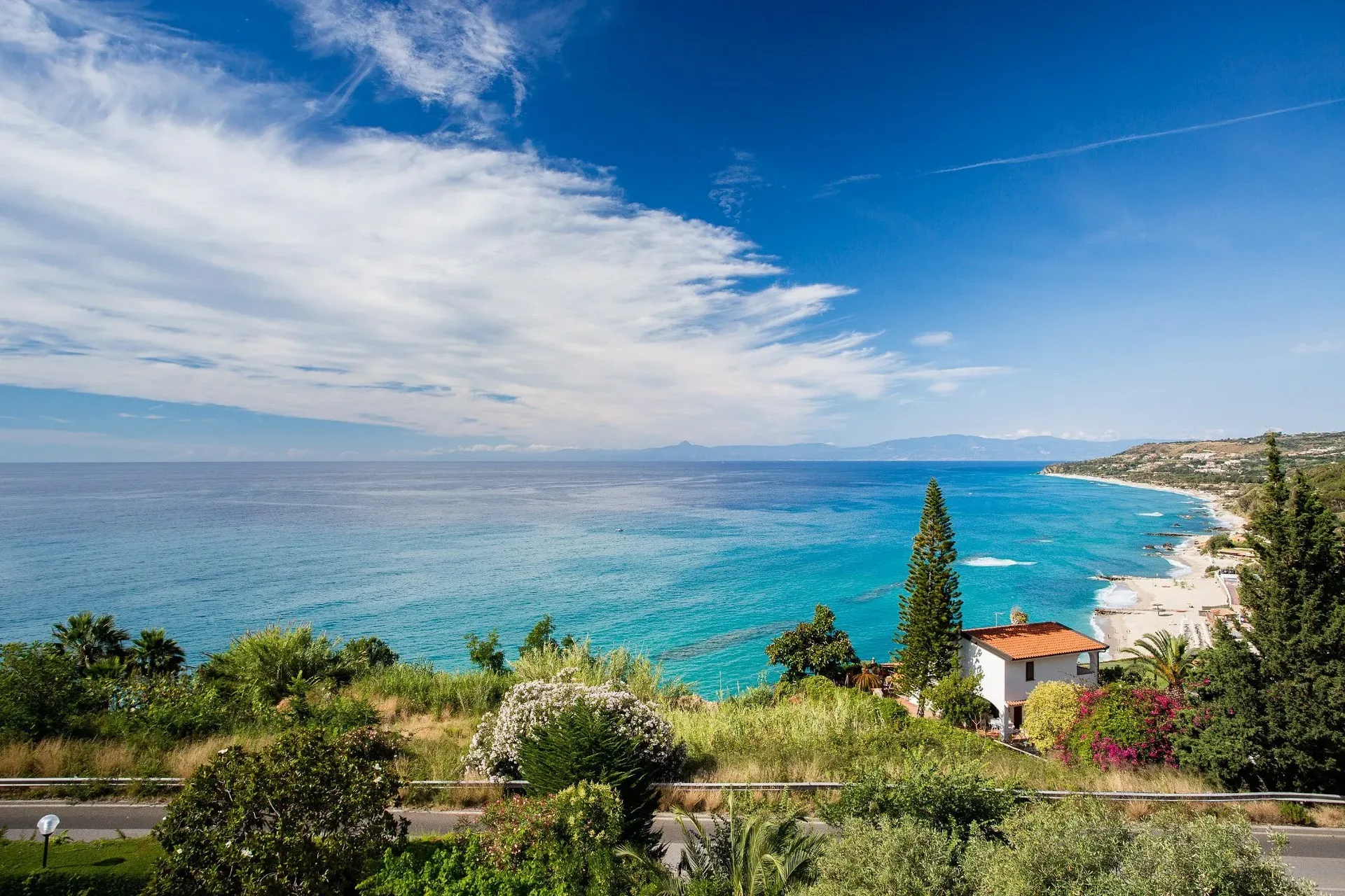 Panorama della costa calabrese con mare blu, spiagge e vegetazione