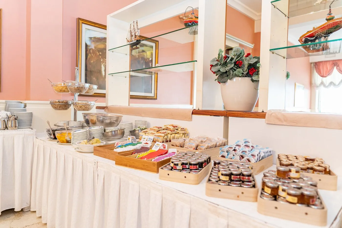 Buffet di colazione con cereali, marmellate e pane