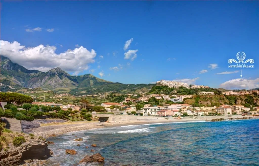 Vista panoramica sulla costa con spiaggia, mare e montagne sullo sfondo