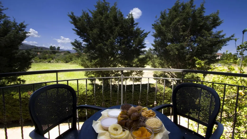 Colazione servita sul balcone con vista sul verde e le colline