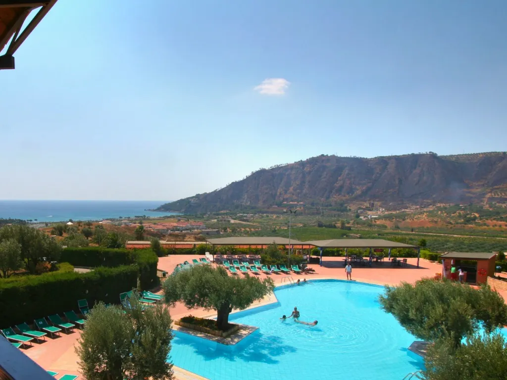 Piscina panoramica con vista sul mare e sulle colline circostanti