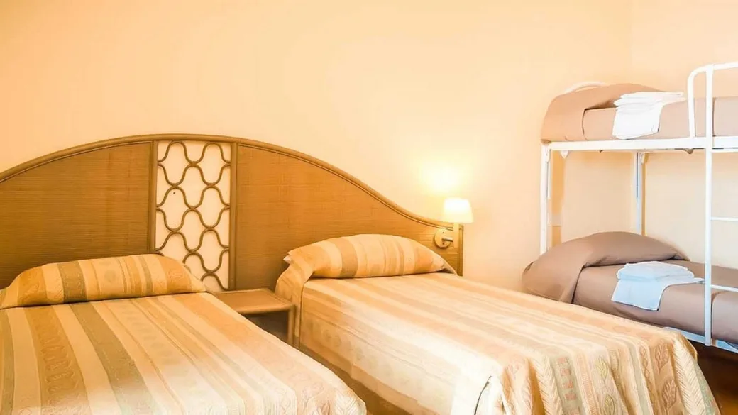 Camera con due letti singoli e letto a castello