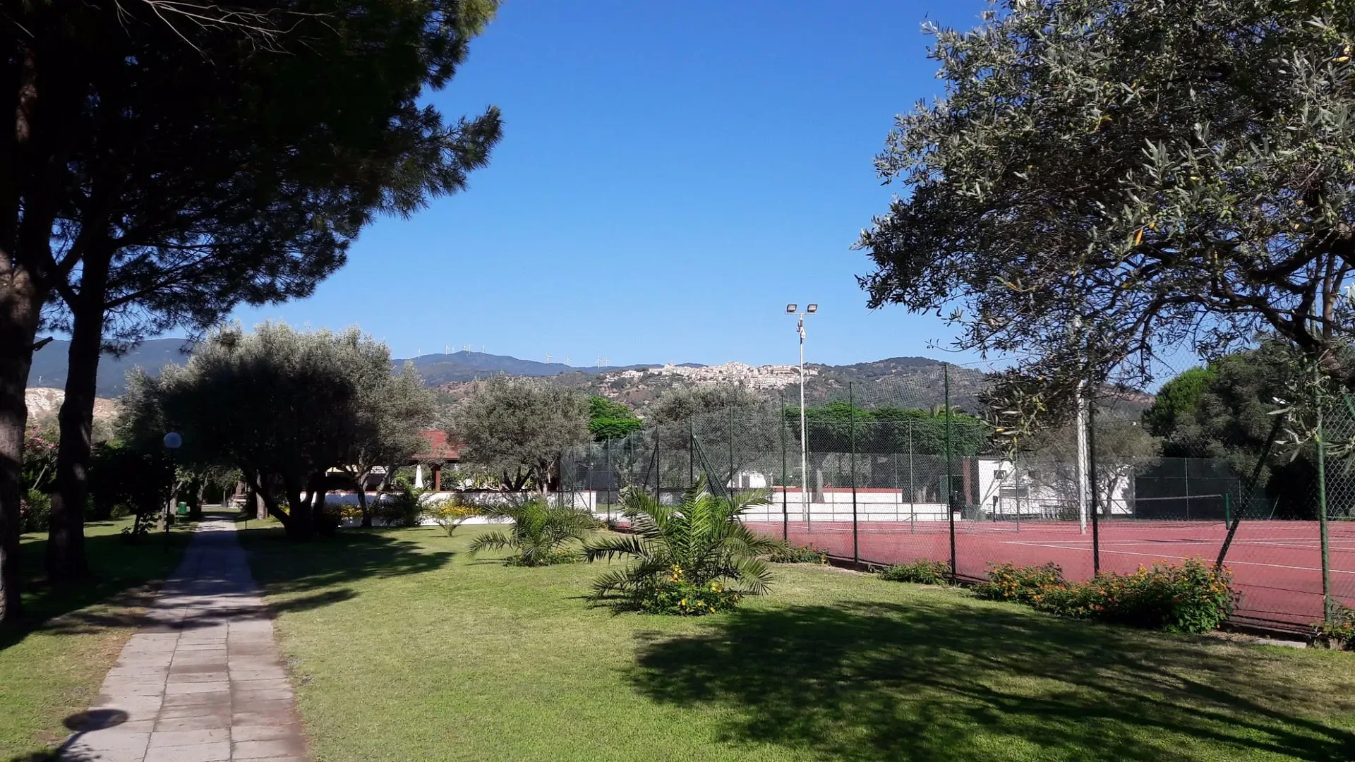 Vialetto verso i campi da tennis con vista sulle colline sullo sfondo