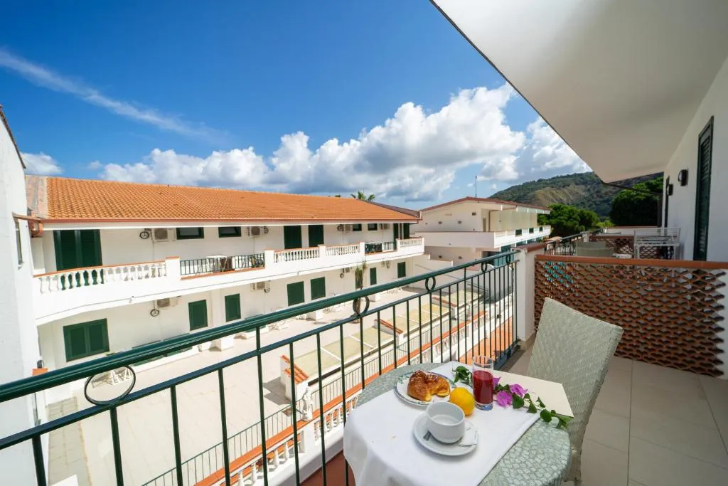 Balcone di camera con colazione servita e vista sull'hotel